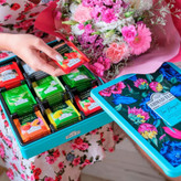 چای تی بگ میکس احمد Ahmad مدل دسته گل چای Tea Bouquet( جعبه فلزی آبی گلدار 72 عددی )