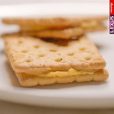 بیسکوئیت لکسوس مانچیز munchys LEXUS با طعم کره بادام زمینی peanut butter ( بسته 12 عددی )