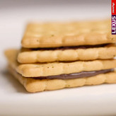 بیسکوئیت لکسوس مانچیز munchys LEXUS با طعم کرم شکلاتی chocolate cream ( بسته 12 عددی )