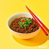 نودل سامیانگ samyang با طعم مرغ تند و سس لوبیا سیاه ( جاجانگ ) ( بسته 140 گرمی )